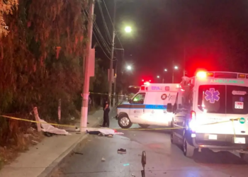 Pareja muere tras chocar en motocicleta contra poste en