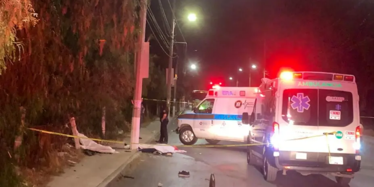 Pareja muere tras chocar en motocicleta contra poste en