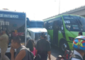 Tráiler queda atorado entre dos camiones urbanos en Circuito Potosí y avenida Salk