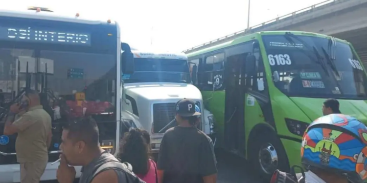 Tráiler queda atorado entre dos camiones urbanos en Circuito Potosí y avenida Salk