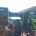 Tráiler queda atorado entre dos camiones urbanos en Circuito Potosí y avenida Salk