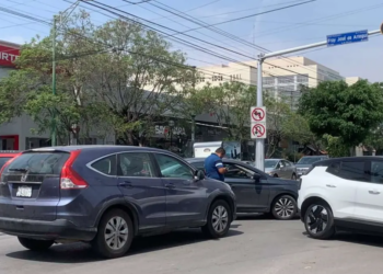 Choque entre dos camionetas en avenida Venustiano Carranza deja solo daños materiales