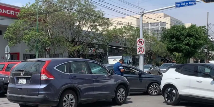 Choque entre dos camionetas en avenida Venustiano Carranza deja solo daños materiales