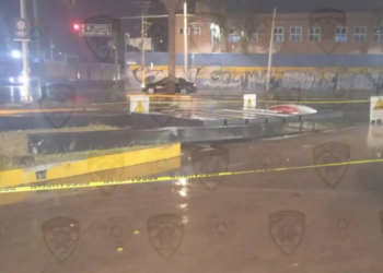 Se desploma estructura metálica de anuncio espectacular en estación de servicio; no hay lesionados