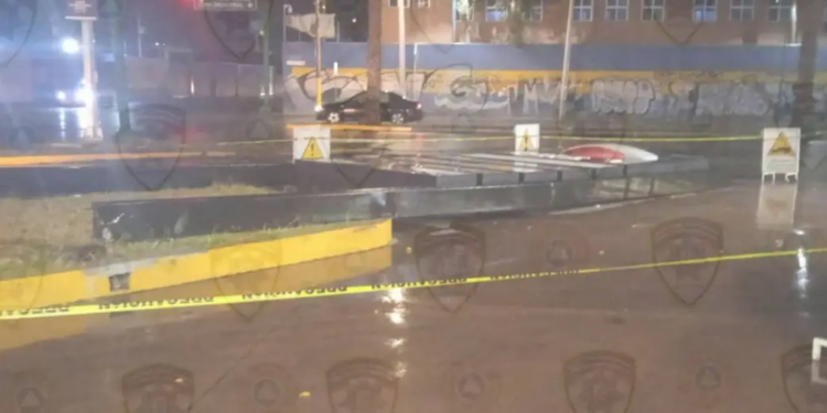 Se desploma estructura metálica de anuncio espectacular en estación de servicio; no hay lesionados
