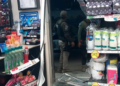 Grupo de menores causa destrozos en OXXO de Villas del Real y escapan