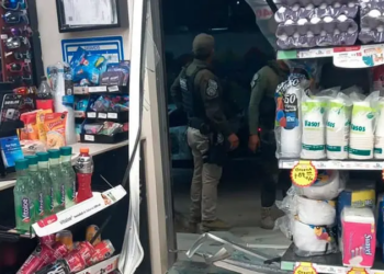 Grupo de menores causa destrozos en OXXO de Villas del Real y escapan