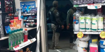 Grupo de menores causa destrozos en OXXO de Villas del Real y escapan