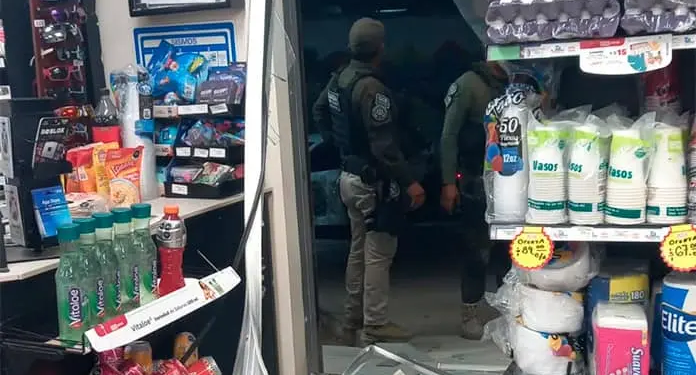 Grupo de menores causa destrozos en OXXO de Villas del Real y escapan
