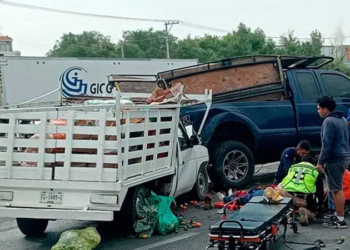Camioneta cruza camellón e impacta dos vehículos en la 57; hay tres heridos