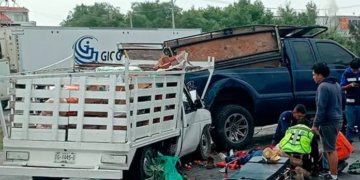 Camioneta cruza camellón e impacta dos vehículos en la 57; hay tres heridos