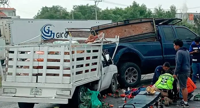 Camioneta cruza camellón e impacta dos vehículos en la 57; hay tres heridos