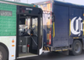 Choque entre autobús de MetroRed y camión cervecero deja solo daños materiales