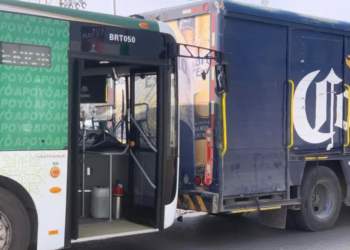 Choque entre autobús de MetroRed y camión cervecero deja solo daños materiales
