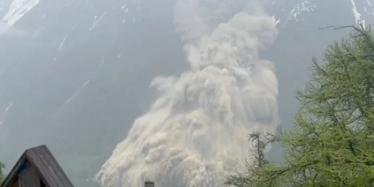 El pueblo en Suiza que quedó sepultado por una avalancha provocada por el derrumbe de un glaciar