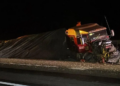 Tráiler cargado con aluminio sufre salida de camino en la carretera 57; solo hubo daños materiales