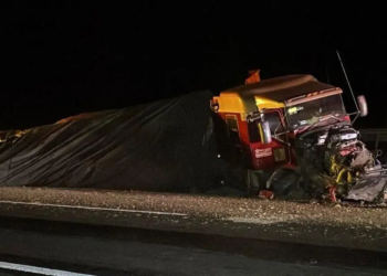 Tráiler cargado con aluminio sufre salida de camino en la carretera 57; solo hubo daños materiales