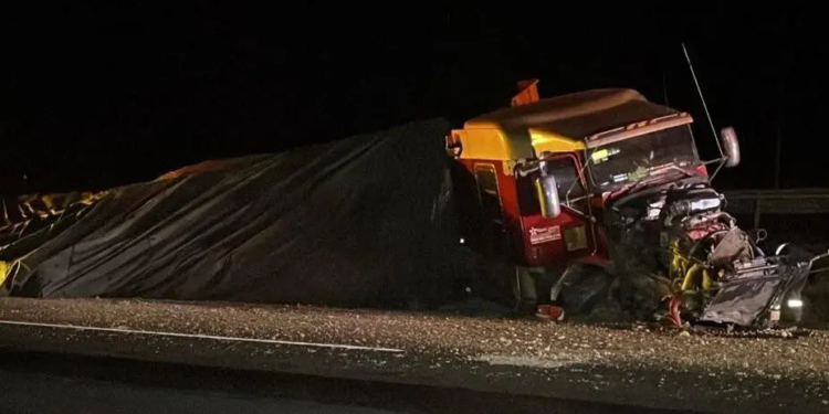 Tráiler cargado con aluminio sufre salida de camino en la carretera 57; solo hubo daños materiales
