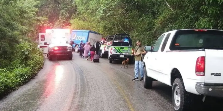 Aparatoso choque en la carretera federal 120 deja dos muertos y cuatro heridos