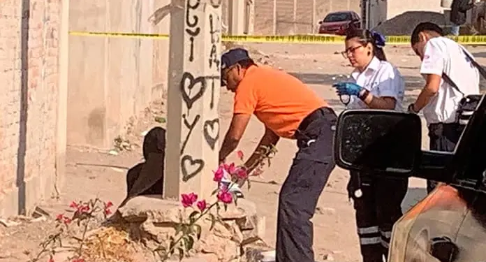 En la colonia Viveros encuentran a un hombre sin vida apoyado en un poste