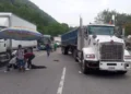 Una mujer motociclista pierde la vida al ser golpeada por un tráiler
