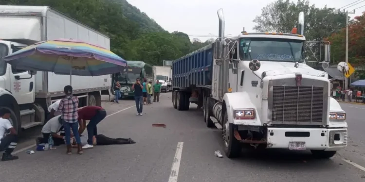 Una mujer motociclista pierde la vida al ser golpeada por un tráiler