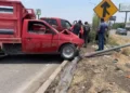 Sale del camino y choca contra poste en la 57