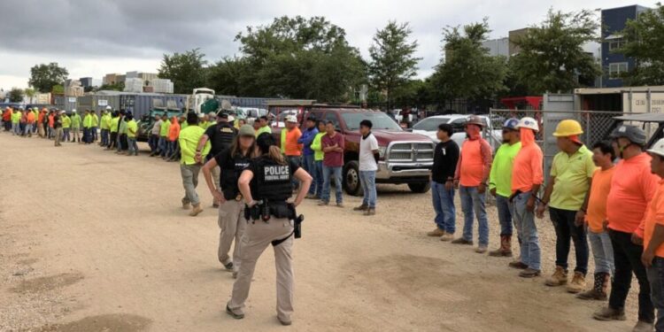 VIDEO | En ‘megaredada’, arrestan a más de 100 migrantes en una construcción en Florida