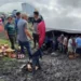 Cartones de chelas son rapiñados luego de volcadura de tráiler