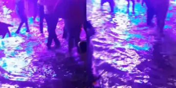VIDEO | Bailan entre aguas negras en Tlaxcala; video en TikTok se vuelve viral