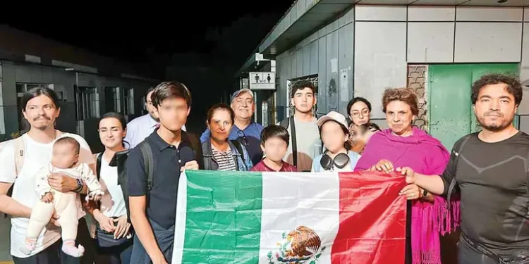 Mexicanos y sus familias salen de la zona de guerra en Irán