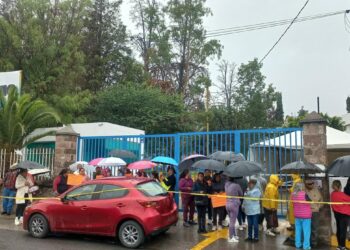 Protestan habitantes de Soledad bajo la lluvia por el desabasto de agua