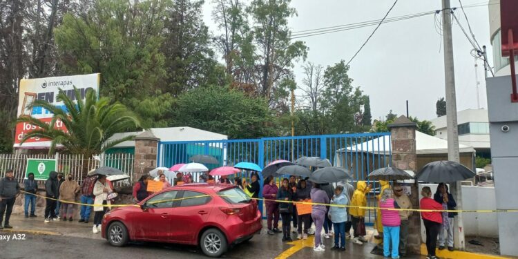 Protestan habitantes de Soledad bajo la lluvia por el desabasto de agua