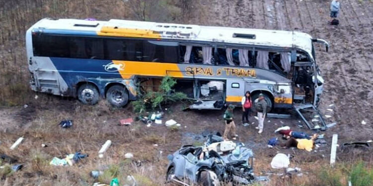 Serval and Travel y aseguradora evaden responsabilidad tras volcadura que dejó 4 muertos y 15 heridos