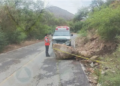 Cae enorme piedra en camino Bocas-Ahualulco
