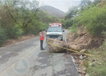 Cae enorme piedra en camino Bocas-Ahualulco