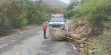 Cae enorme piedra en camino Bocas-Ahualulco