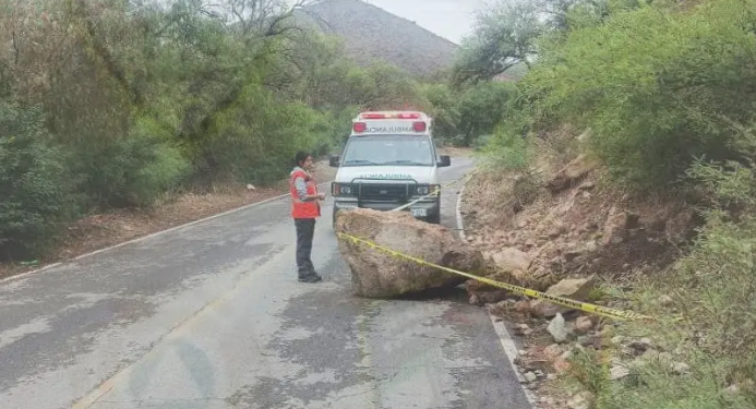 Cae enorme piedra en camino Bocas-Ahualulco
