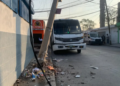 Tres lesionados en choque de camión con poste de CFE