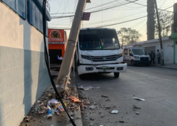 Tres lesionados en choque de camión con poste de CFE