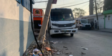 Tres lesionados en choque de camión con poste de CFE