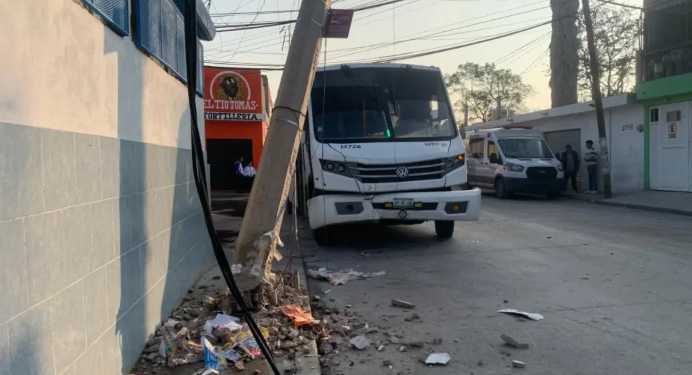 Tres lesionados en choque de camión con poste de CFE