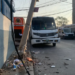 Tres lesionados en choque de camión con poste de CFE