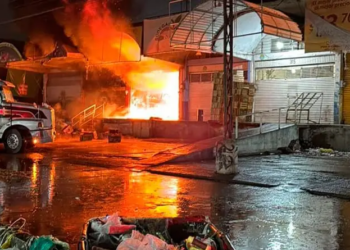 Bodega en la Central de Abastos de SLP se incendia por completo