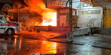 Bodega en la Central de Abastos de SLP se incendia por completo