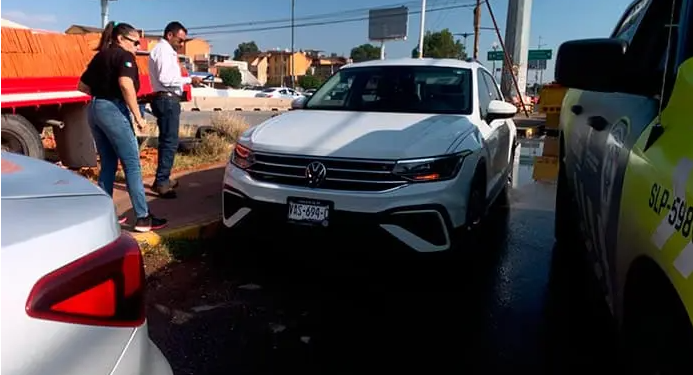 Choque múltiple en Av S Nava deja solo daños materiales