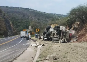 Vuelca tráiler en autopista Valles-Rayón; hay cierre parcial