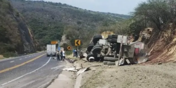 Vuelca tráiler en autopista Valles-Rayón; hay cierre parcial