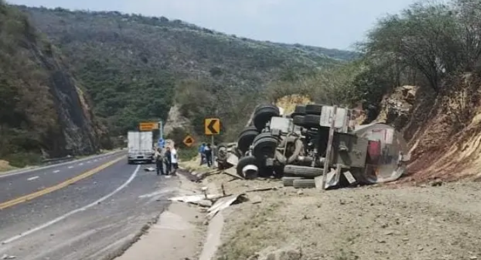 Vuelca tráiler en autopista Valles-Rayón; hay cierre parcial