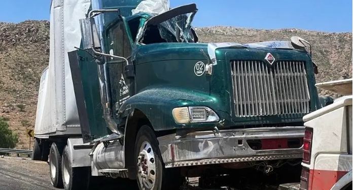 Fotos | Aparatoso choque en tramo SLP-Querétaro